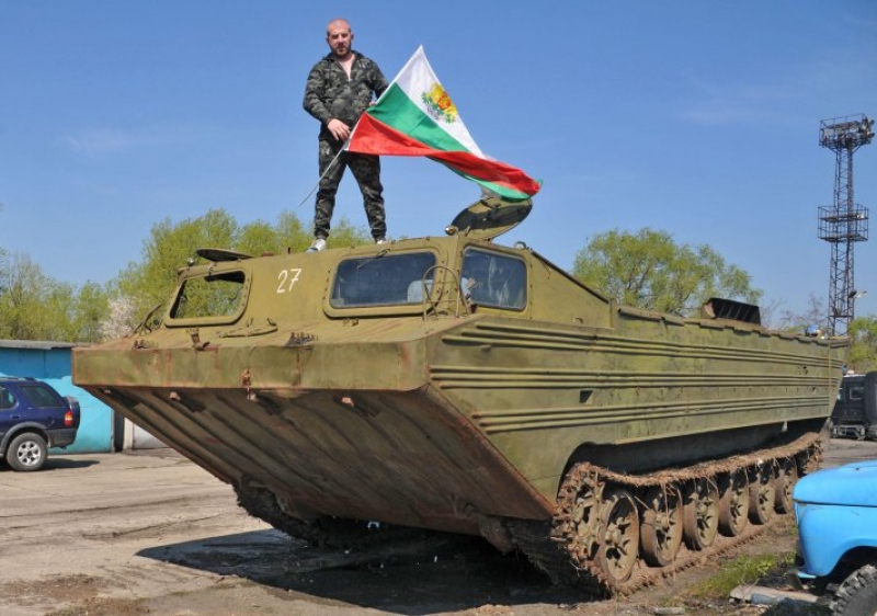 Динко подкара нова верижната военна машина ВИДЕО