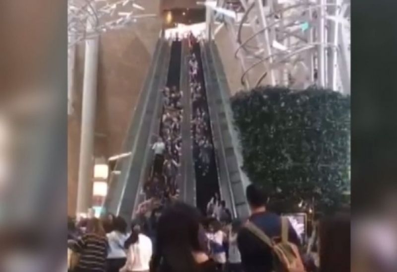 Счупен ескалатор в мол изпотроши 17 души ВИДЕО