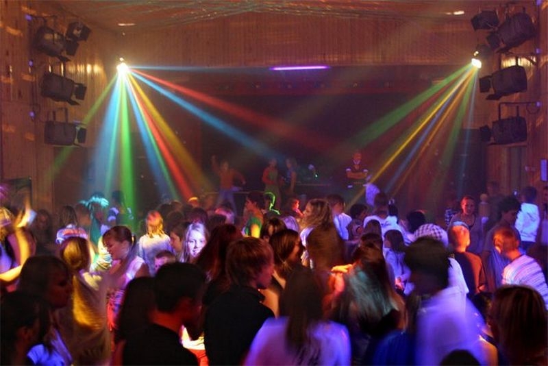 Пияни девойки се млатят до кръв за мъжко внимание в детска дискотека