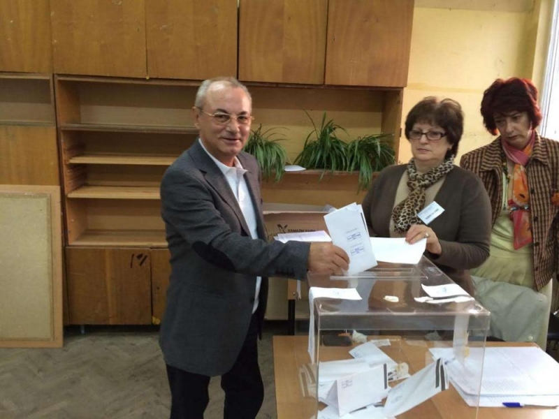 Ахмед Доган гласува първи от партийните лидери