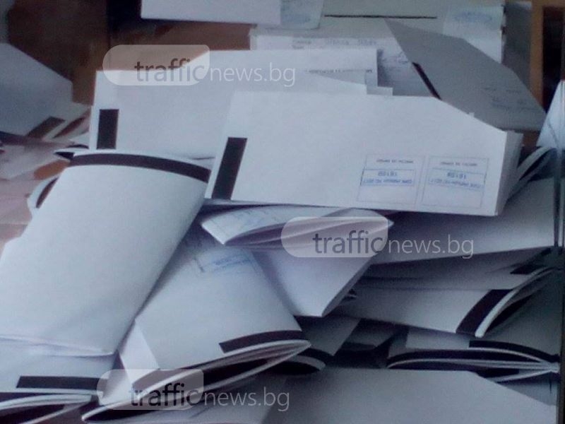 Мъж си снима бюлетината, арестуваха го