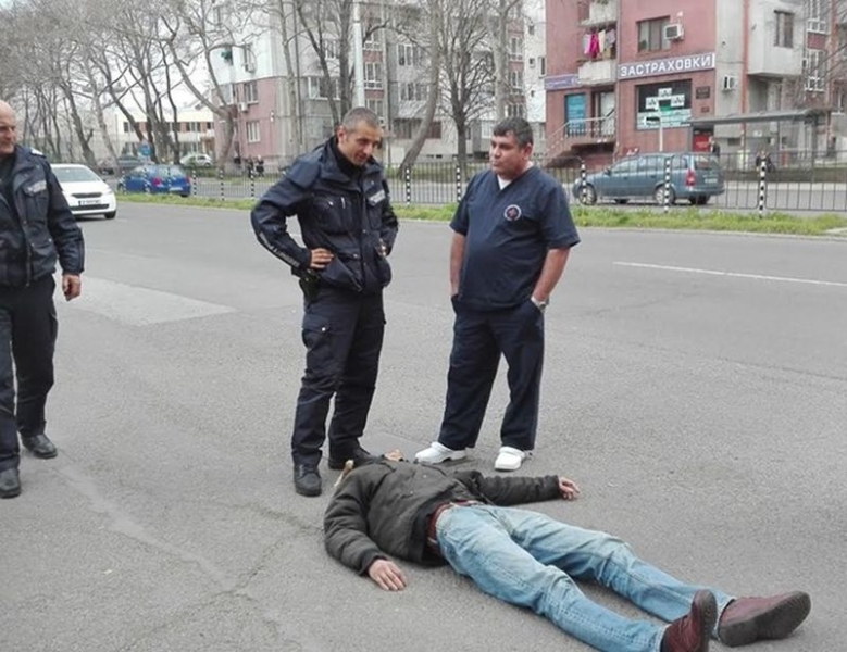 Проснат на улицата мъж паникьоса  минувачи, оказа се симулант