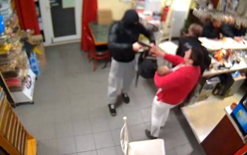 Екшън! Въоръжен крадец заплаши продавачка, ето какво му се случи
