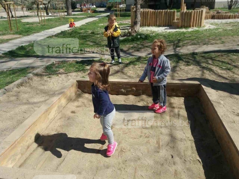 Смениха пясъка в детската площадка, където малчугани намериха хапчета СНИМКИ