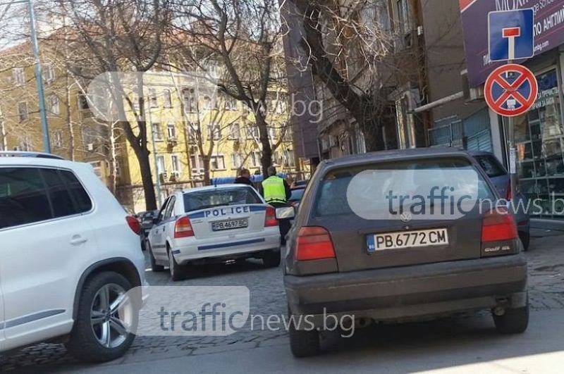 Зверско задръстване в центъра на Пловдив! Полицаи бутат ударена кола СНИМКА