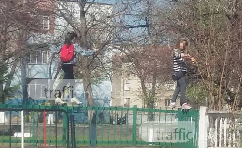 Две ученички решиха да използват оградата на училището за... пешеходна пътека СНИМКИ