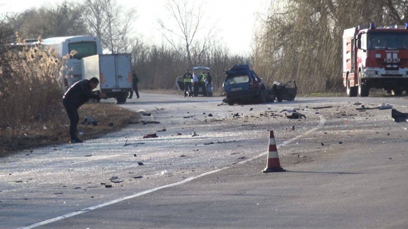 Двама загинаха край Пазарджик, след като автомобил се размаза в камион