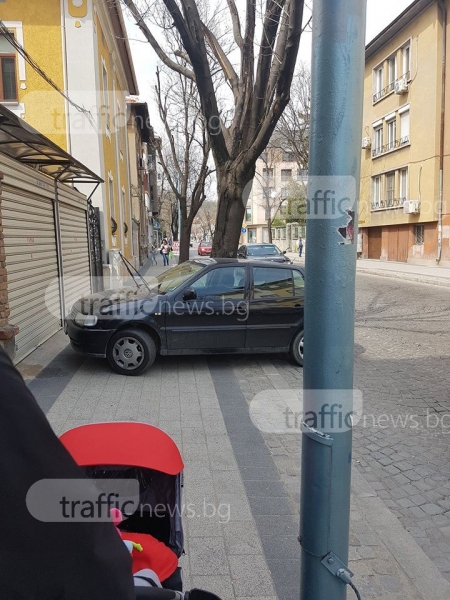 Наглец превзе тротоар на метри от Общината, майка с количка маневрира по шосето СНИМКА
