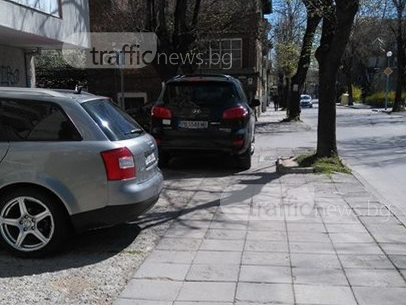 Безобразно паркиране накара майки с деца да ходят по улицата в Пловдив СНИМКИ