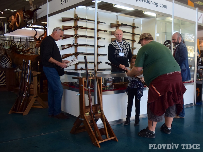 Пушки, ножове и яхти изкушават ловци и рибари в Панаира СНИМКИ