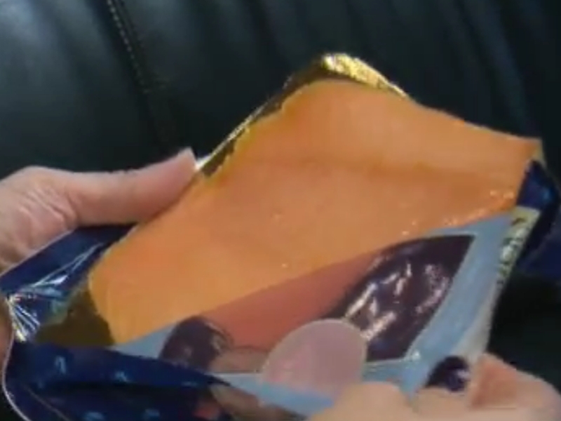 Пушена сьомга с оцветена опаковка подглъва потребители