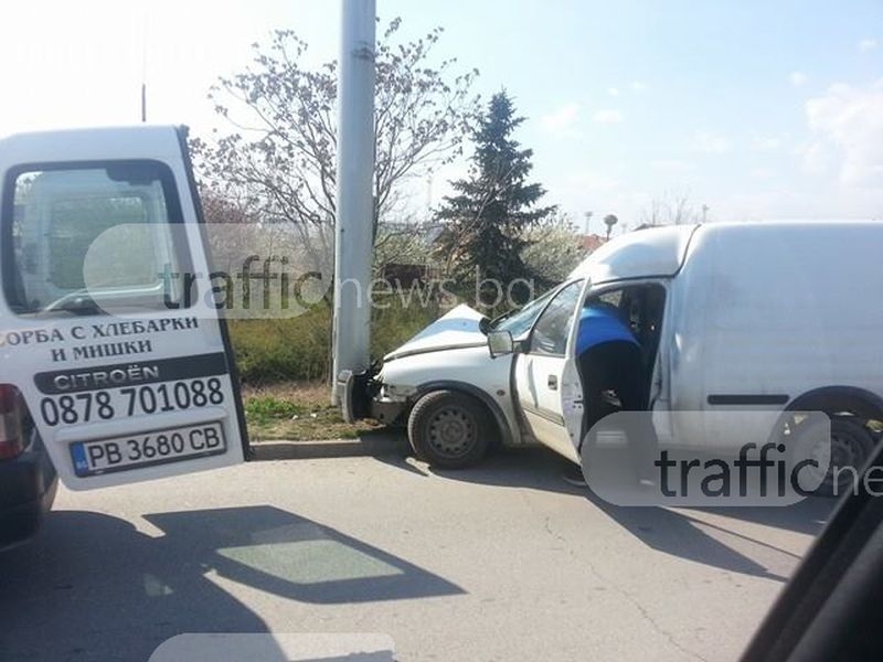 Баничарка се заби в стълб на Карловско шосе СНИМКИ