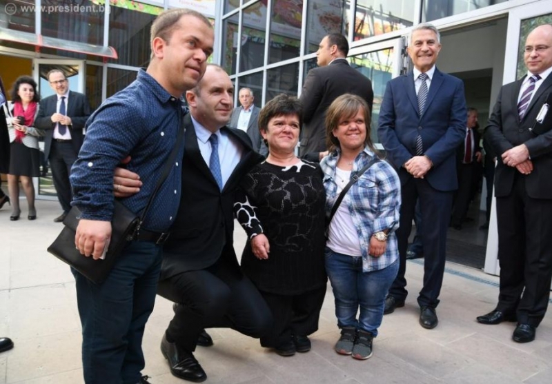 Президентът се снима с малките хора в Пловдив