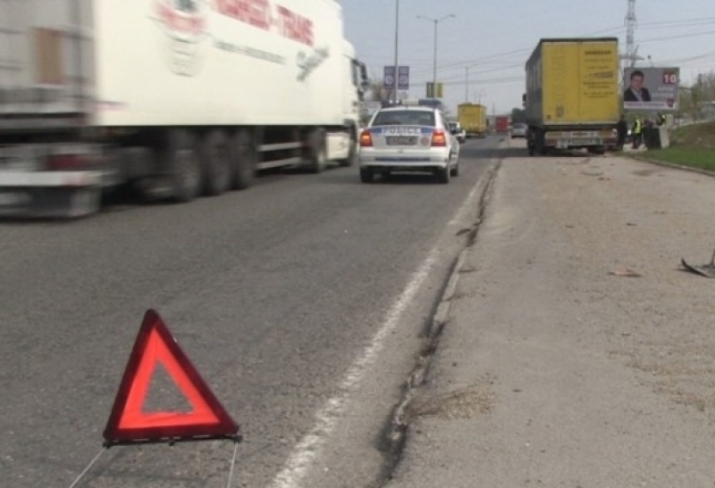 Кола премаза моторист, шофьорът пиян, момиче твърди, че то е шофирало