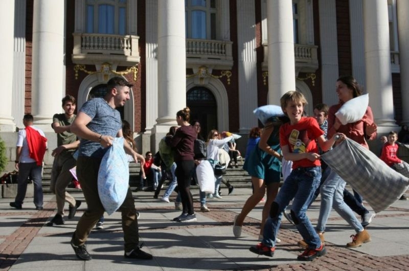 Четири армии се сражаваха... с възглавници СНИМКИ