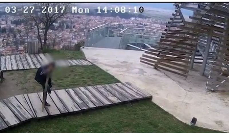 Вандалска проява: Деца разрушават парк ВИДЕО
