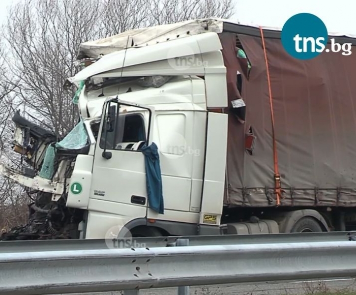 Двама души загинаха при тежка катастрофа