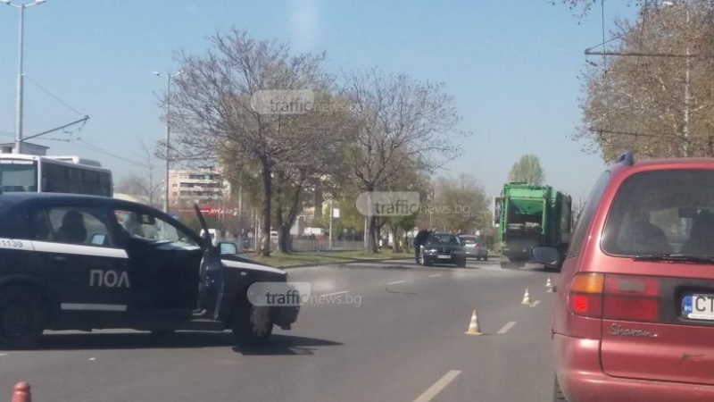 БМВ и форд се удариха в боклукчийски камион СНИМКИ