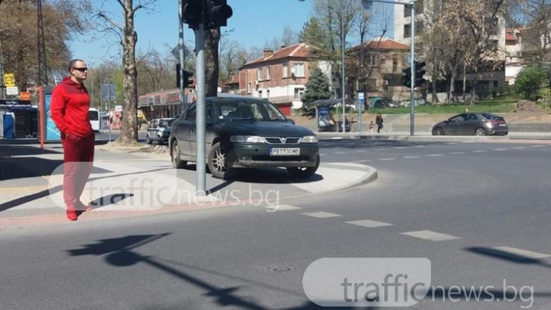 Роувър се метна на велоалея и тротоар в Пловдив и не мръдна оттам СНИМКИ
