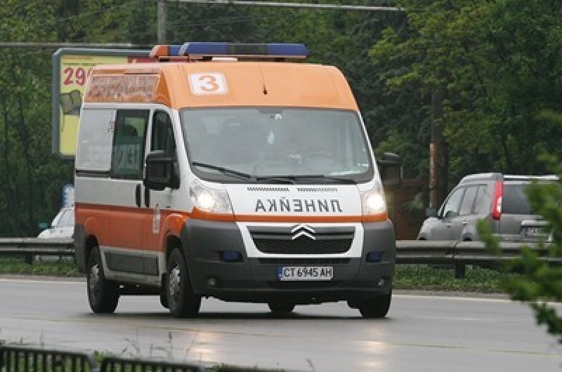 Баща извади пистолет да сплаши клиенти на заведението си и... простреля сина си