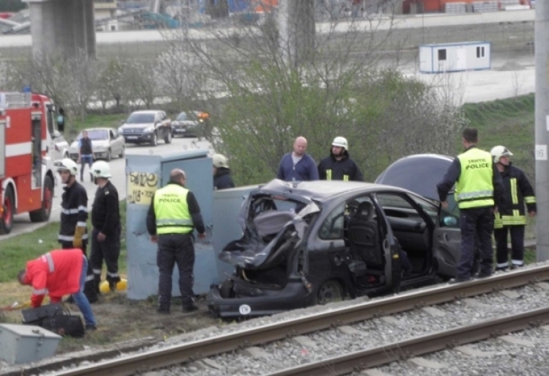 Влак, пълен с деца, връхлетя кола и я смаза