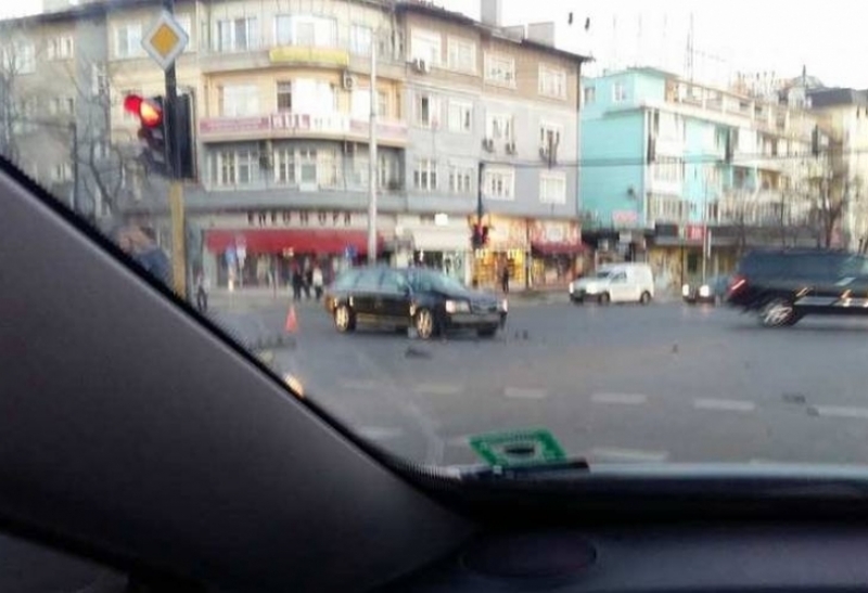 Тежка катастрофа! Три коли са се блъснали, между платната лежи мъж