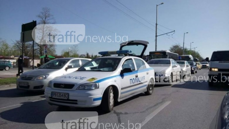 Три автомобила се нанизаха един в друг на бул. “Мария Луиза“! Единият е учебен СНИМКИ