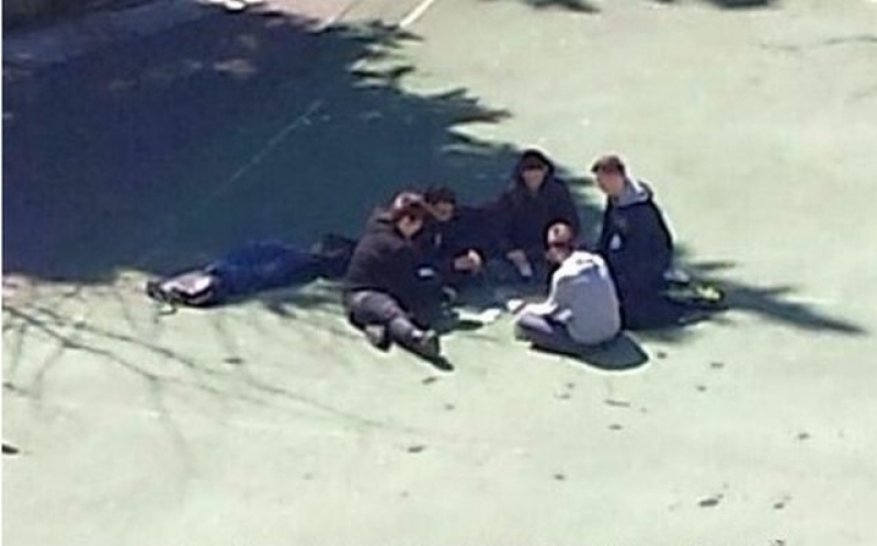 Час по физкултура или по хазарт? Ученици играят покер на игрището СНИМКА