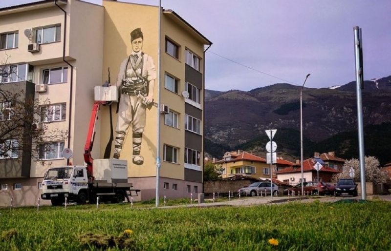 Пловдивчани изрисуваха Левски върху блок в Карлово, местните негодуват СНИМКА