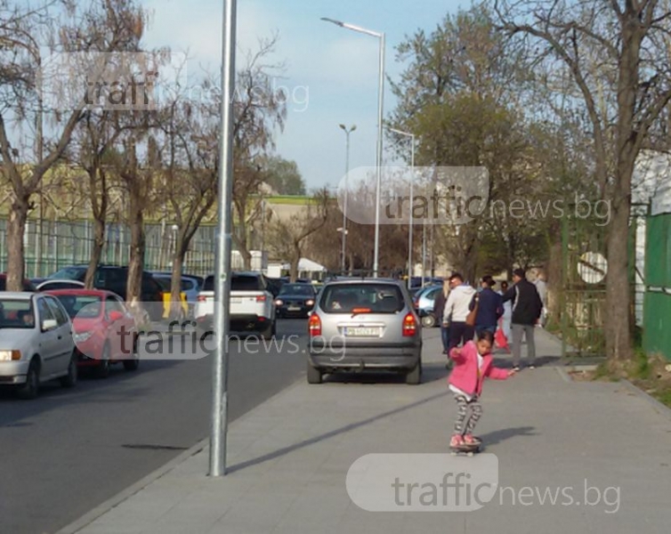 Кола слаломира между деца по новия тротоар до Гребната СНИМКИ