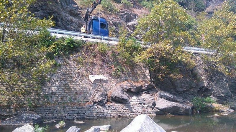 Дигата на река Чая край село Катуница е скъсана от 