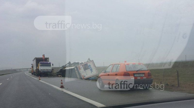 Tир се преобърна на магистрала Тракия СНИМКИ