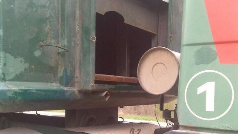 Заловиха група мигранти, скрити в тайник на камион с чакъл СНИМКА