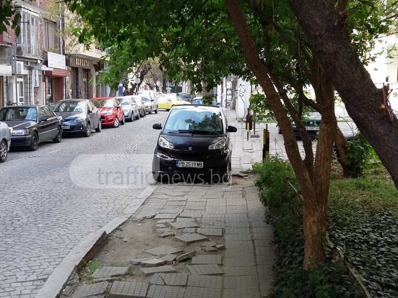 Шофьор прати пешеходци по паветата, паркира “за малко“ на тротоар в центъра на Пловдив СНИМКА