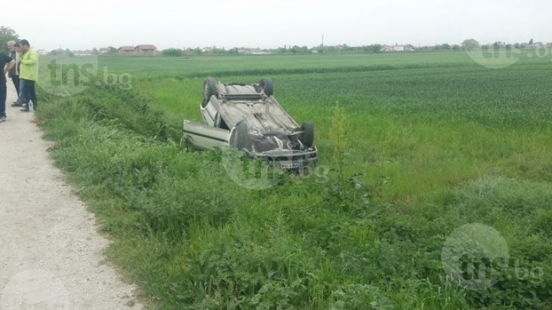 Кола се преобърна в канал край Пловдив, мъж е в болница