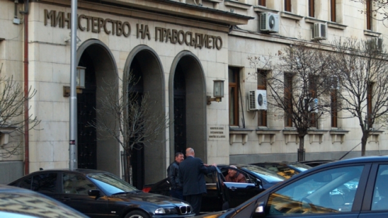 Отказаха се да отменят вота в чужбина и уволниха чиновник