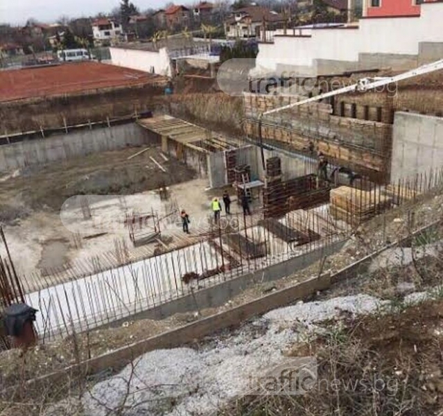 Спряха проекта за резиденция на д-р Енчев, той обаче продължава да налива бетон СНИМКИ
