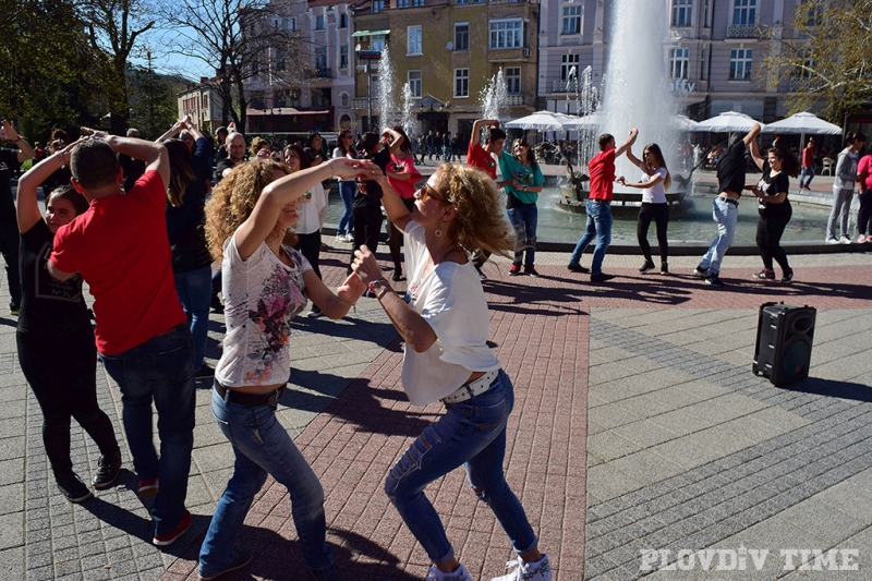 Луди танци на Главната в Пловдив СНИМКИ