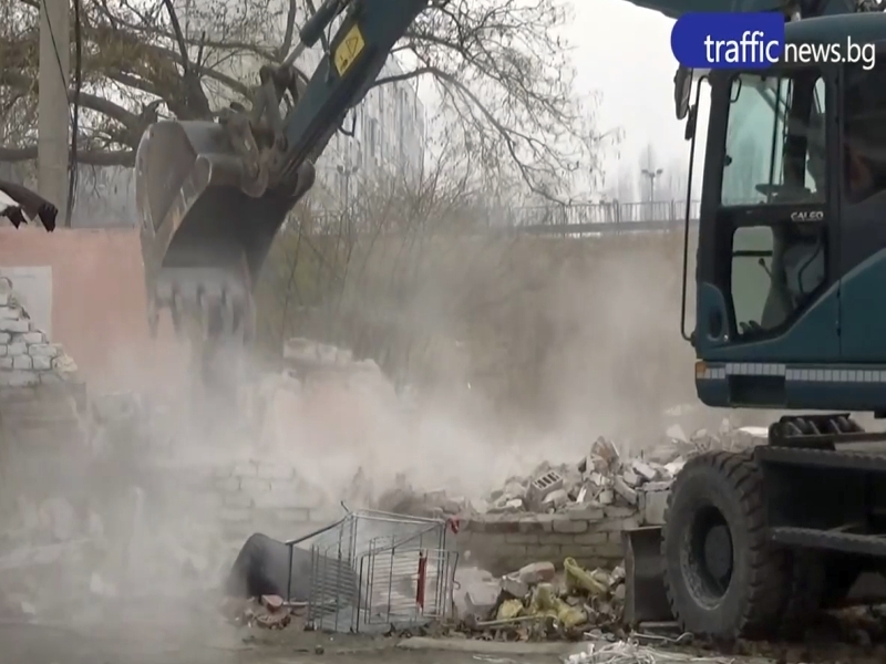 Бутат незаконни гаражи в Арман махала