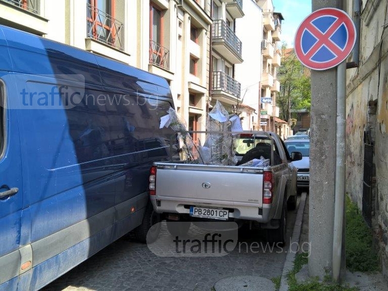 Знаците в Пловдив сякаш са невидими: Пикап и коли задръстиха улица в центъра СНИМКА