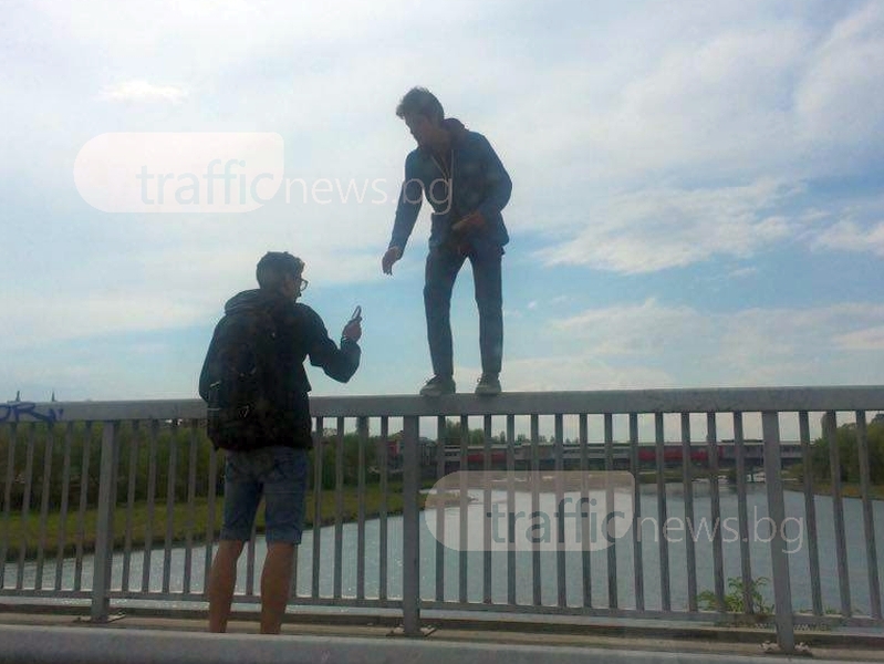 За няколко лайка повече: Младеж се качи на парапета на моста на Панаира за снимка СНИМКИ