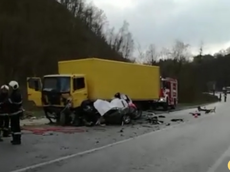 Шофьор загина, след като се заби челно в камион