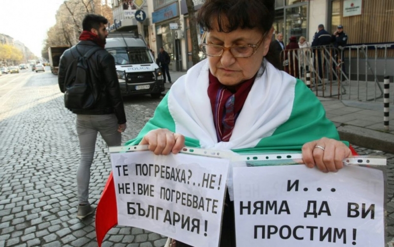 Напрежение пред КЕВР! Граждани щурмуваха сградата, охраната ги спря