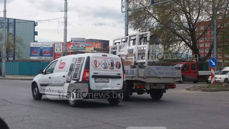 Бус спря в задницата на Дачия, образува се зверска тапа на Кукленско шосе СНИМКИ