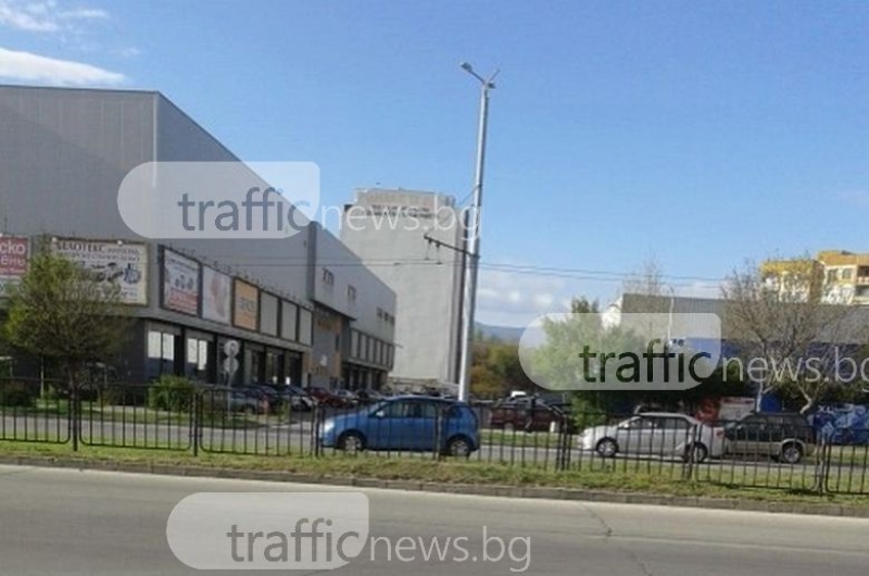 Пловдивски айляк паркира насред булевард, за да… напазарува СНИМКИ