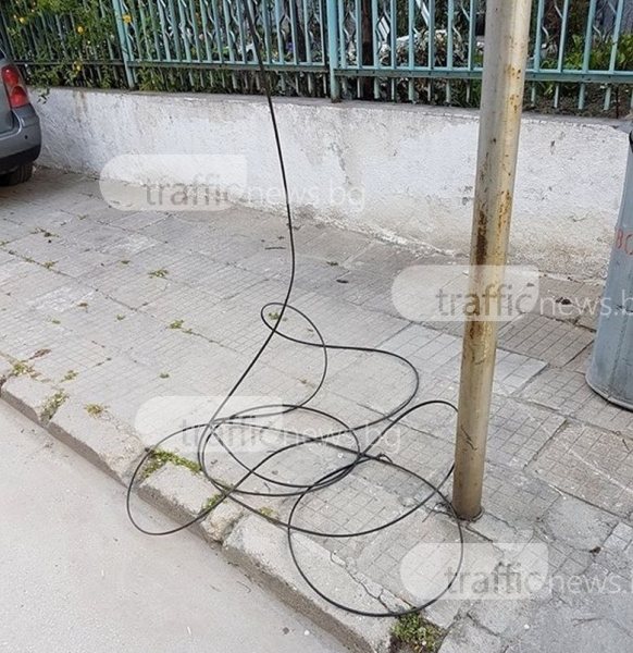Паднали кабели на 50 метра от детски център втрещиха пловдивски майки СНИМКИ