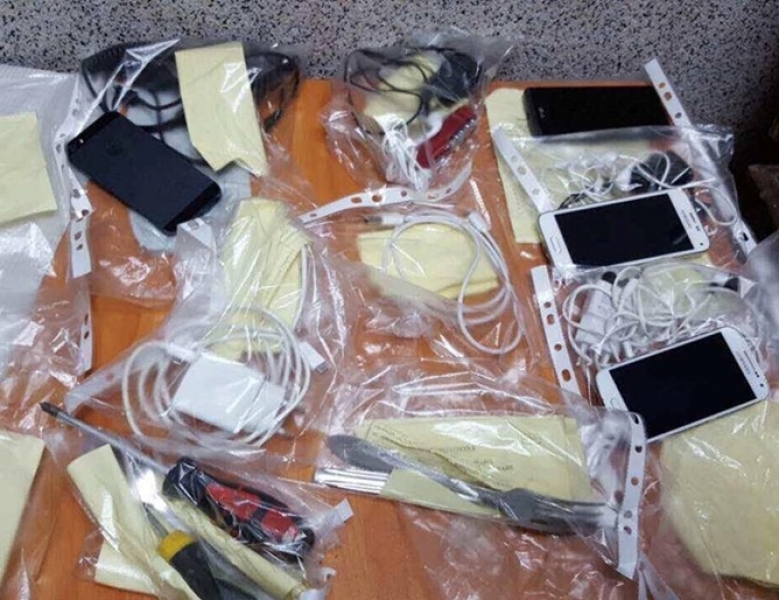 Масови обиски в затворите, откриха мобилни телефони, самоделни ножове и алкохол