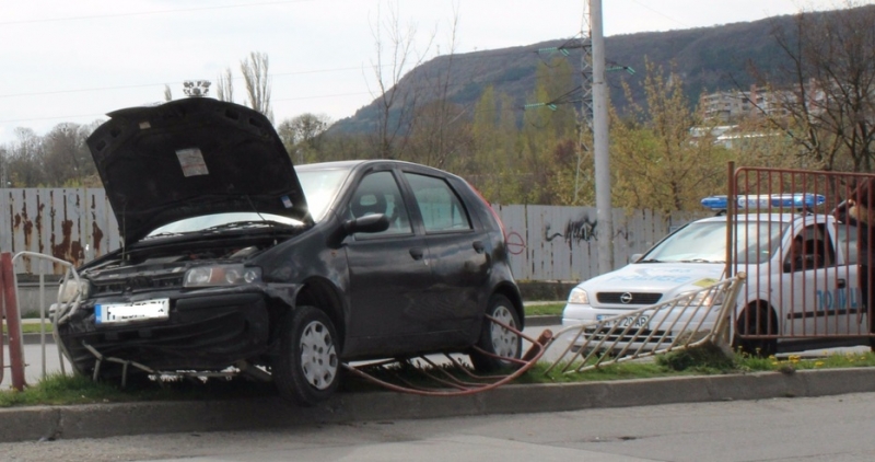 22-годишна шофьорка се качи върху оградата между двете платна