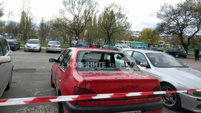 Парче мазилка се стовари върху кола СНИМКИ