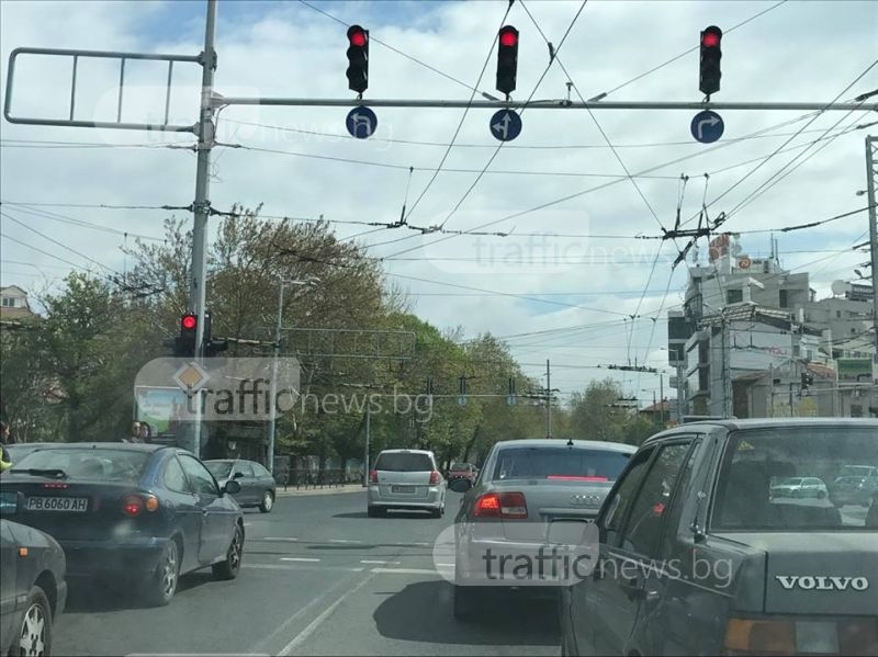 Водач мина на червено, заклещи се в средата на кръстовище в Пловдив СНИМКА